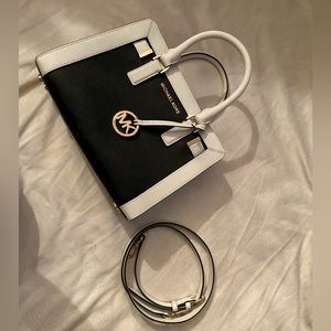BLACK AND WHITE MICHAEL KORS CROSSBODY